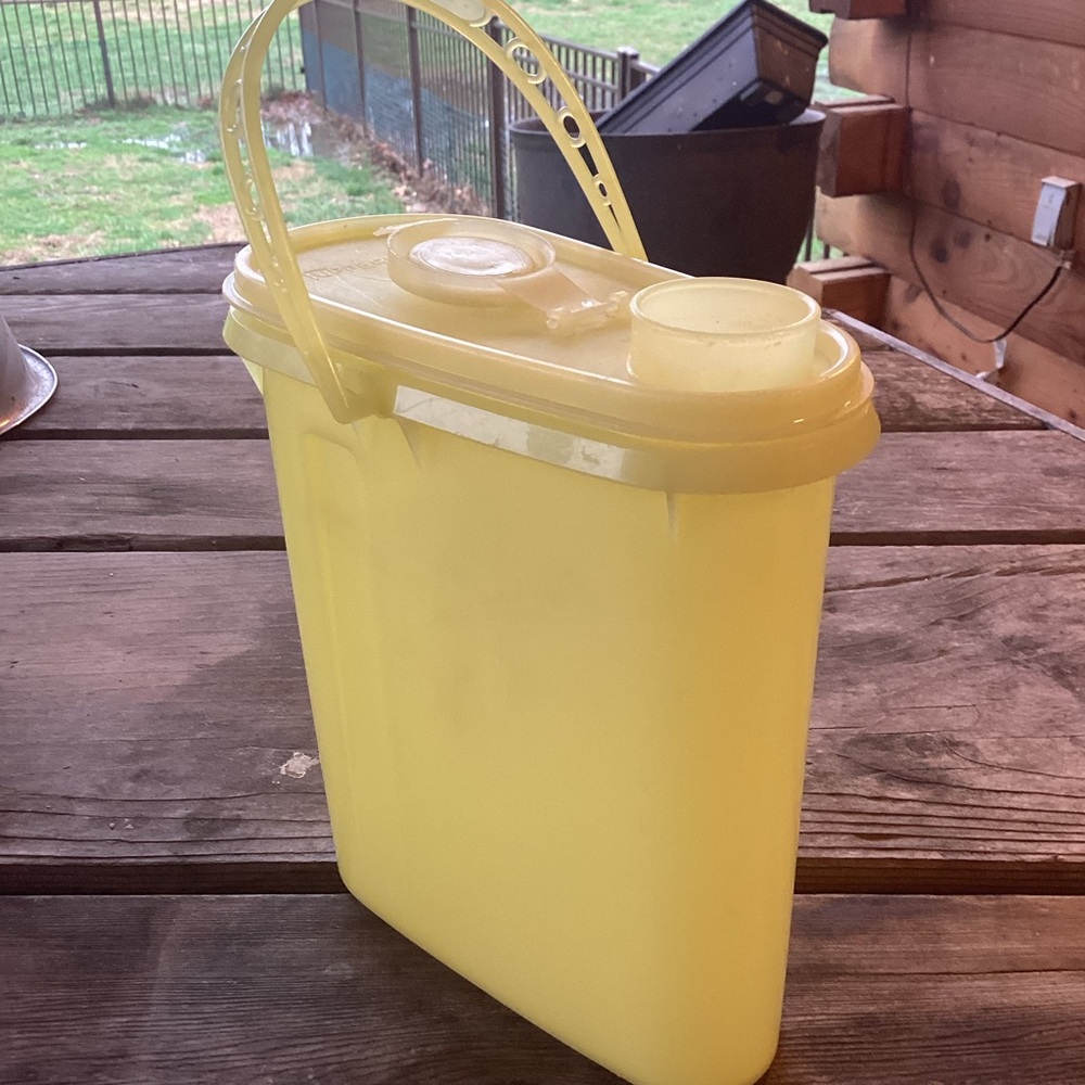Tupperware Vintage Beverage Buddy Pitcher in yellow - 2 quart capacity - Picture 1 of 6